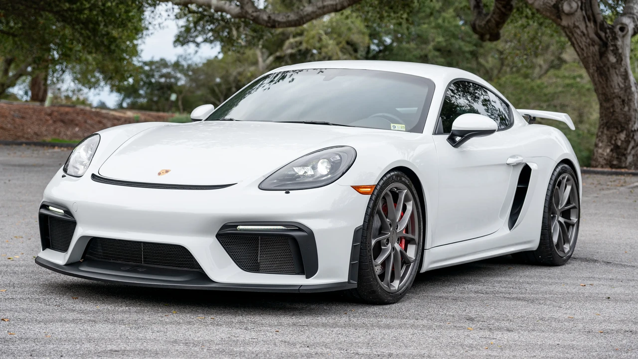 2020 Porsche 718 Cayman GT4 - Image 2 of 31