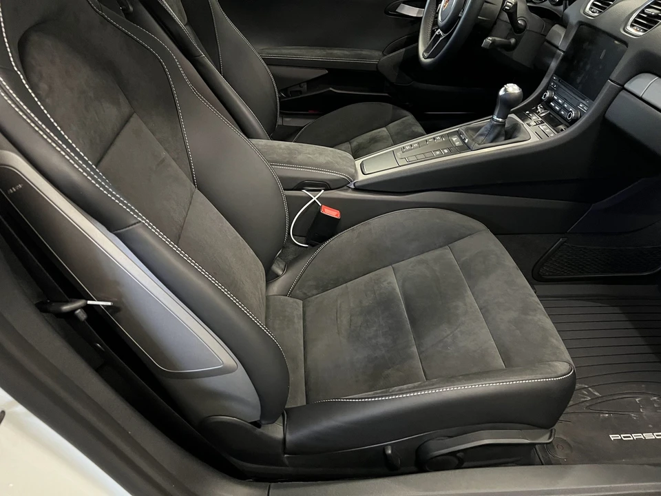 2020 Porsche 718 Cayman GT4 - Image 26 of 31