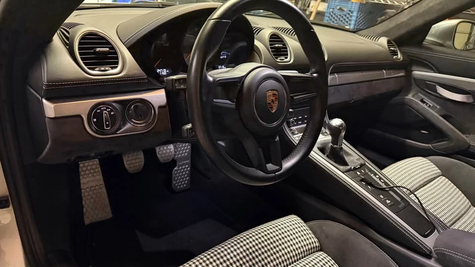 2020 Porsche 718 Cayman GT4 - Image 14 of 15