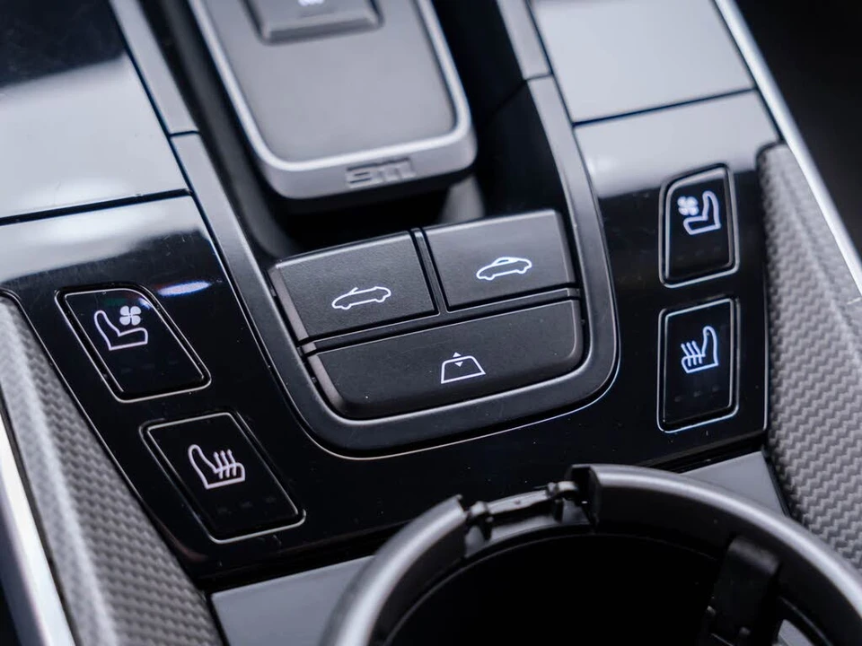2020 Porsche 992 Carrera 4S - Image 25 of 31