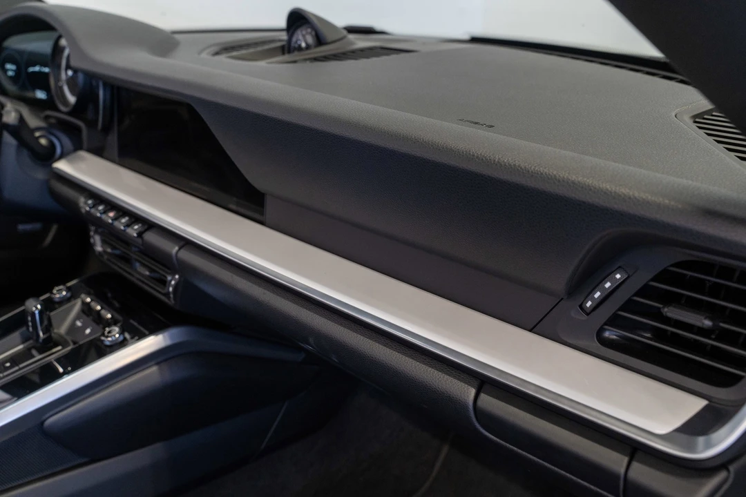 2020 Porsche - Image 15 of 31