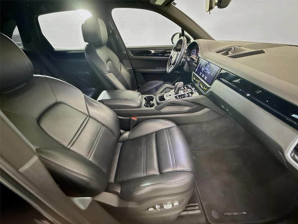 2020 Porsche - Image 18 of 31