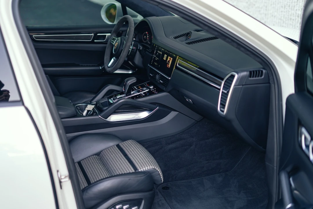 2020 Porsche Cayenne - Image 2 of 31