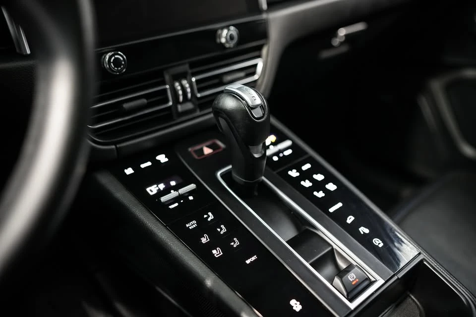 2020 Porsche Macan - Image 16 of 19