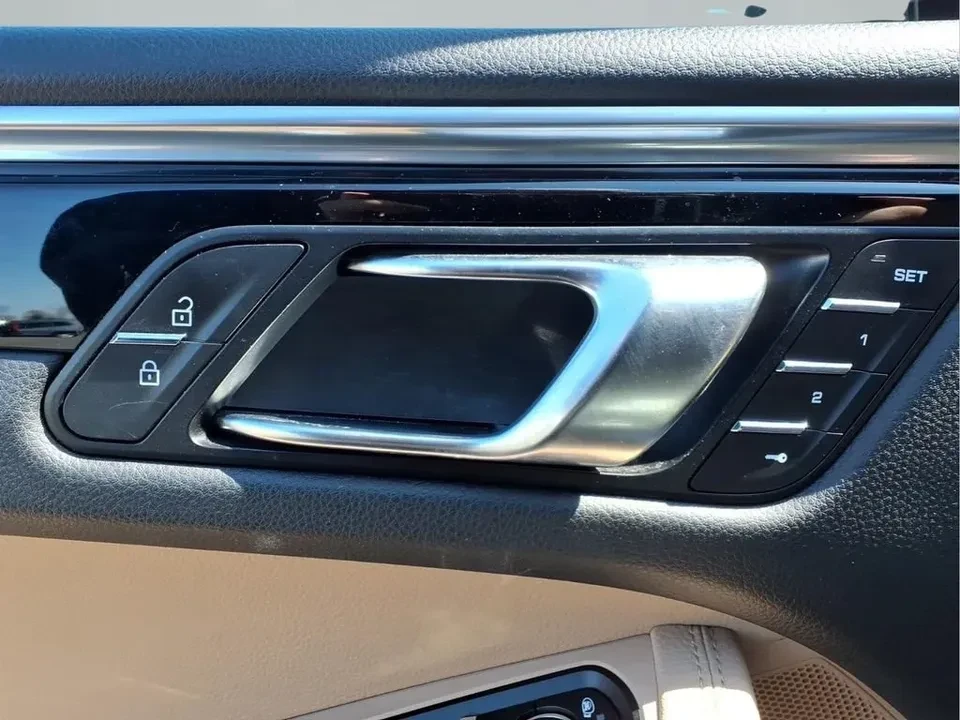 2020 Porsche Macan - Image 19 of 20