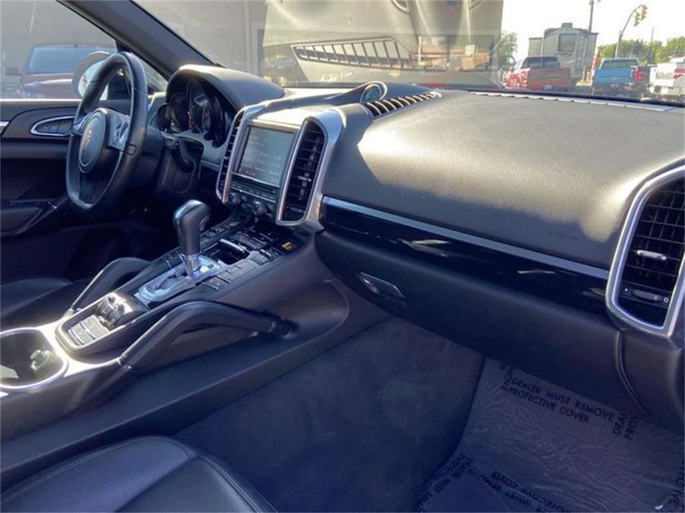 2020 Porsche Macan - Image 17 of 30