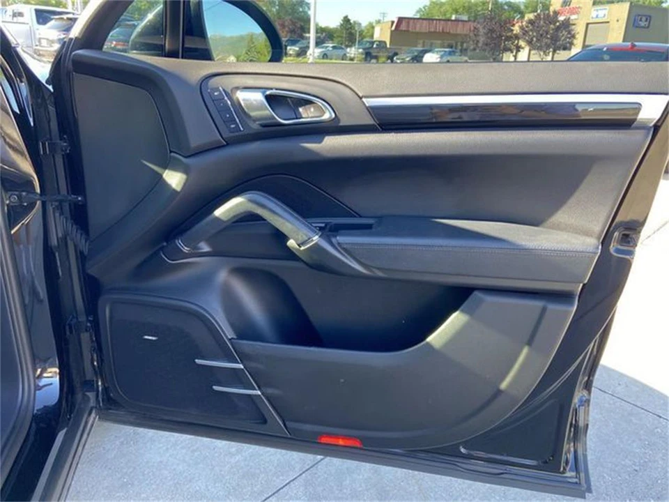 2020 Porsche Macan - Image 15 of 30