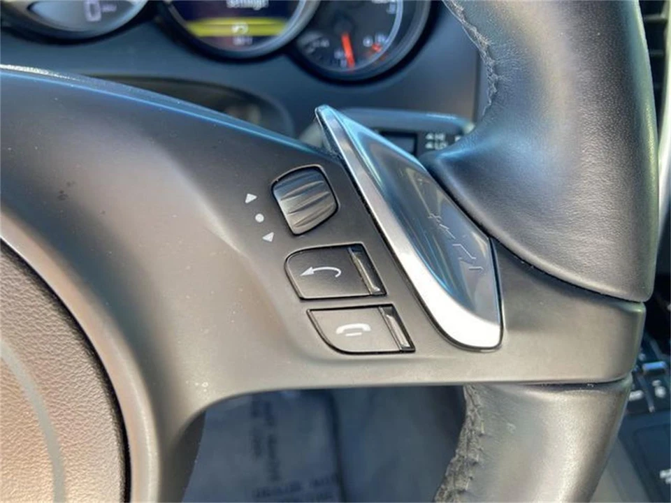 2020 Porsche Macan - Image 25 of 30