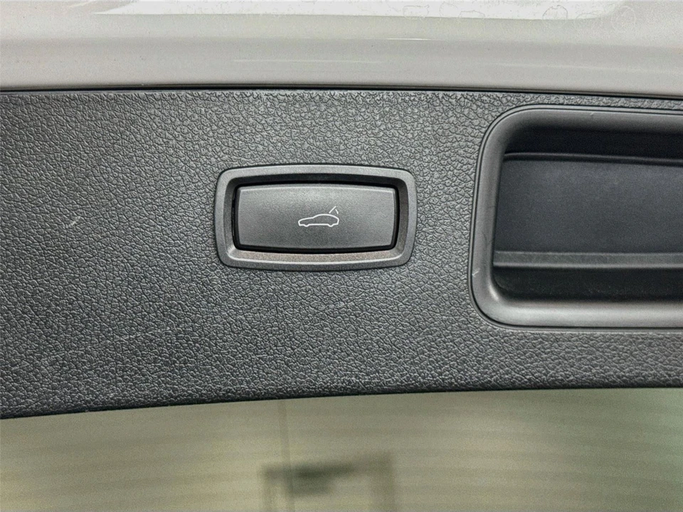 2020 Porsche Macan - Image 19 of 31