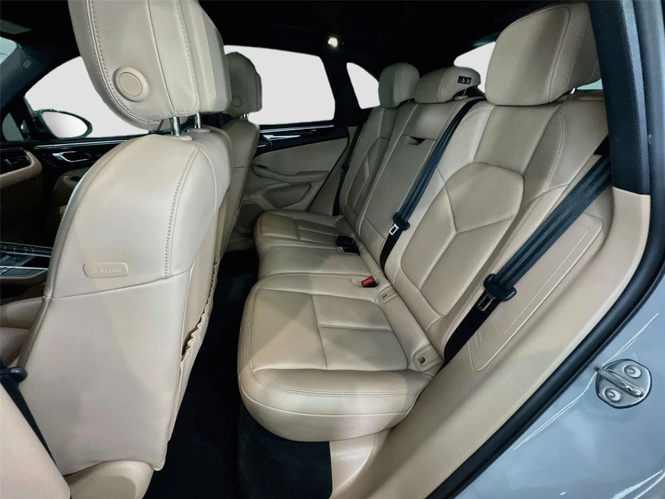 2020 Porsche Macan - Image 15 of 31