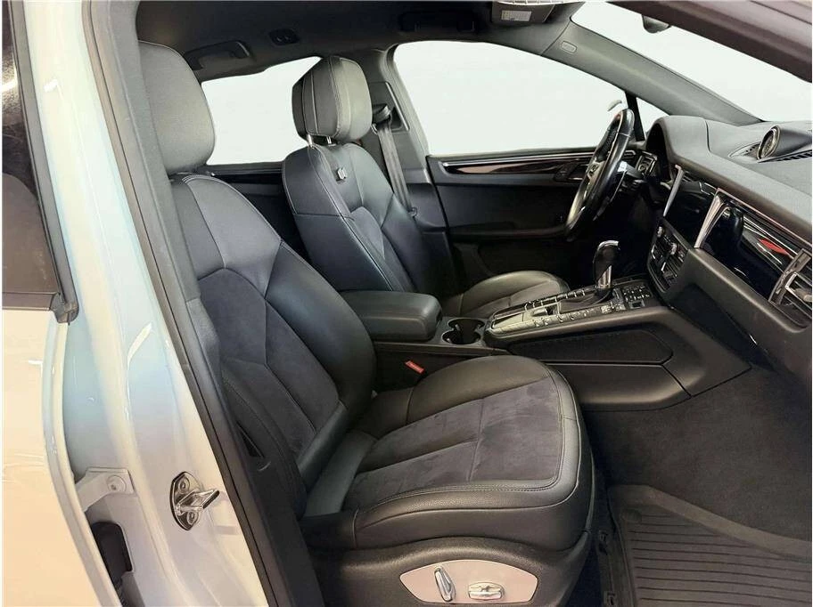 2020 Porsche Macan - Image 26 of 31