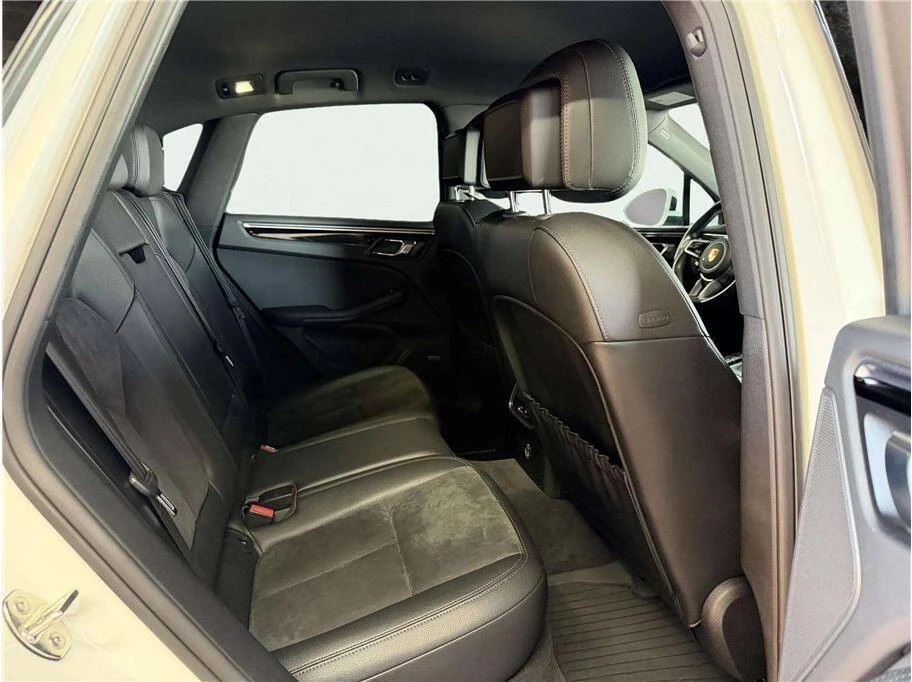 2020 Porsche Macan - Image 25 of 31