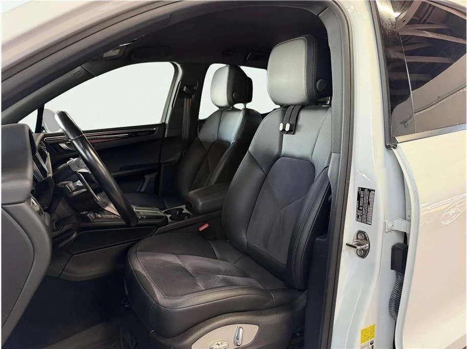 2020 Porsche Macan - Image 14 of 31