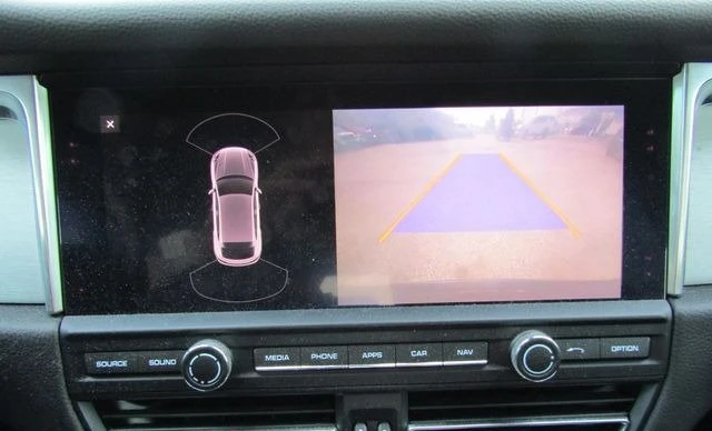 2020 Porsche Macan - Image 15 of 18