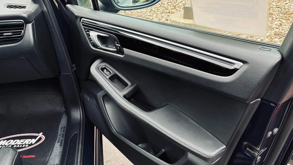 2020 Porsche Macan - Image 9 of 11