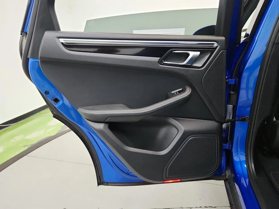 2020 Porsche Macan - Image 25 of 31