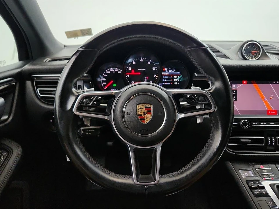 2020 Porsche Macan - Image 17 of 31
