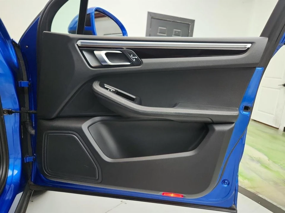 2020 Porsche Macan - Image 28 of 31