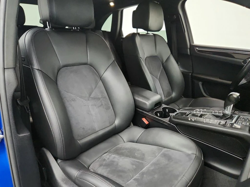 2020 Porsche Macan - Image 27 of 31