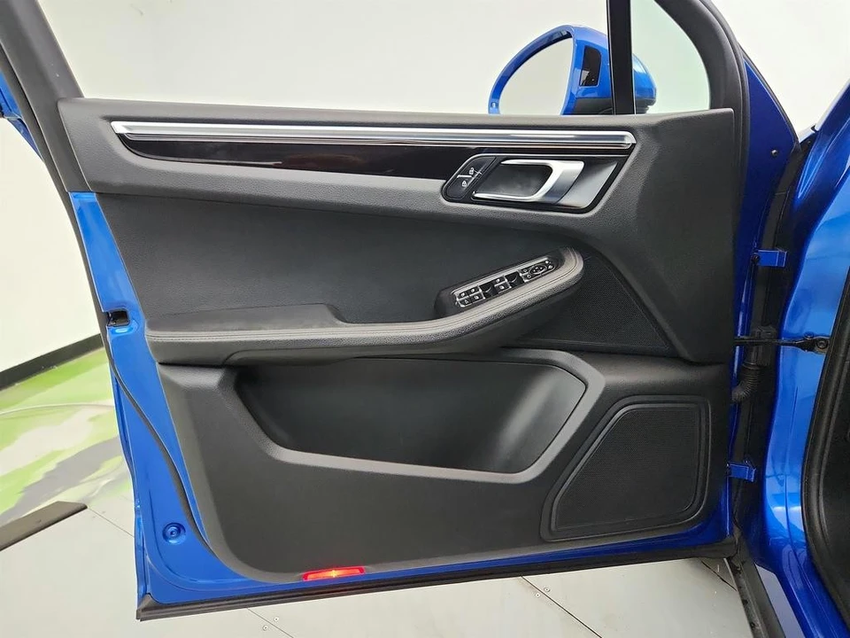 2020 Porsche Macan - Image 23 of 31