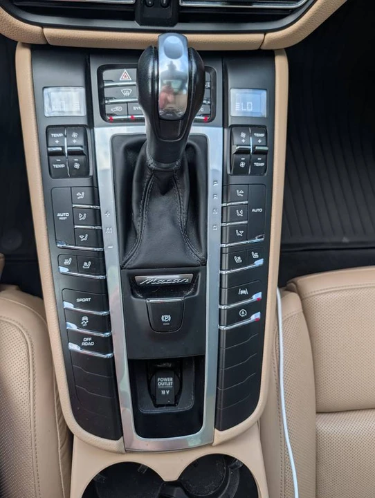 2020 Porsche Macan - Image 15 of 24