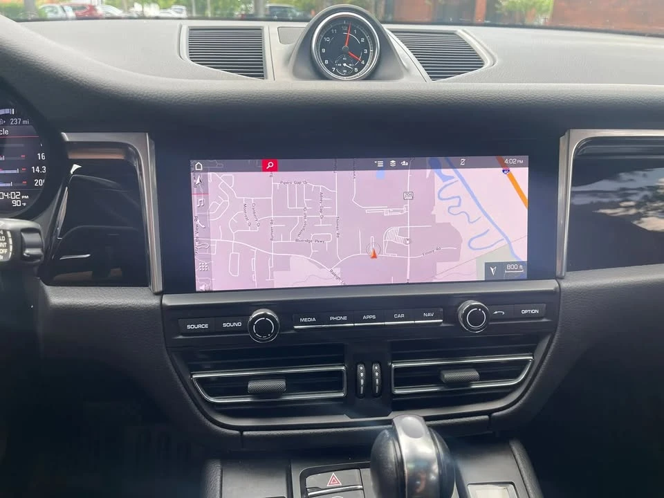 2020 Porsche Macan - Image 18 of 20