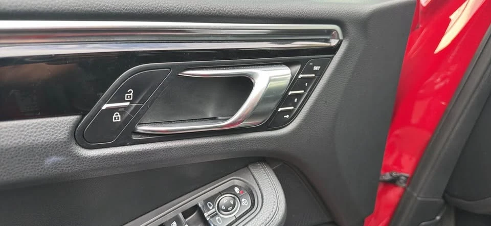 2020 Porsche Macan - Image 14 of 17
