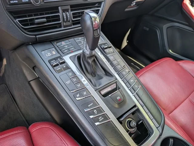 2020 Porsche Macan - Image 19 of 20