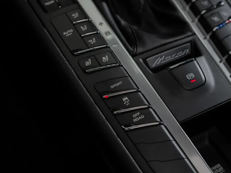 2020 Porsche Macan - Image 19 of 20