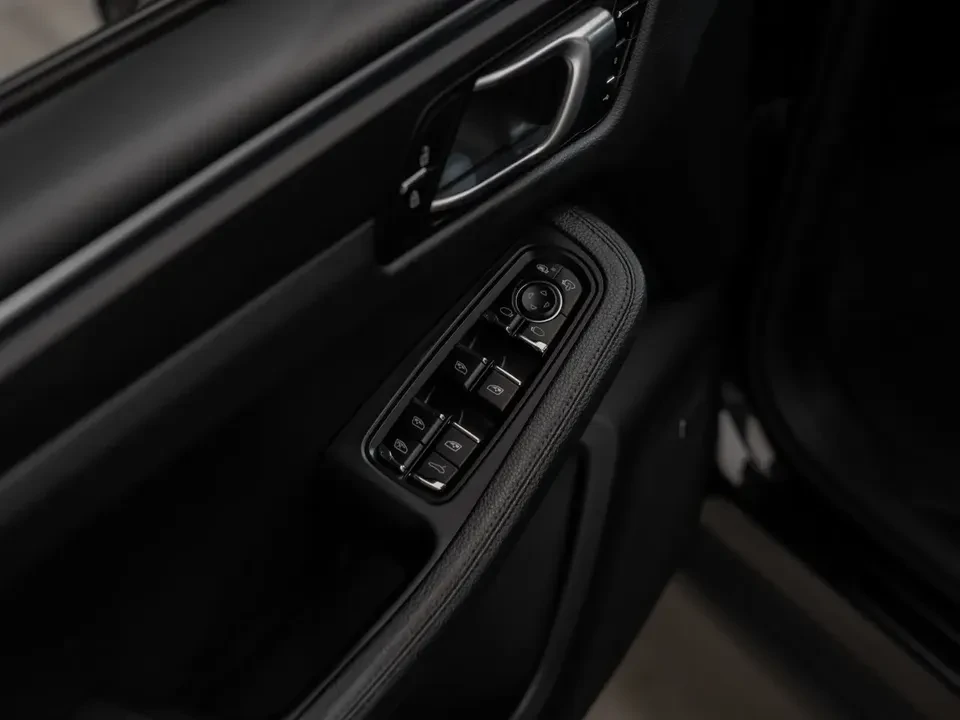 2020 Porsche Macan - Image 15 of 20