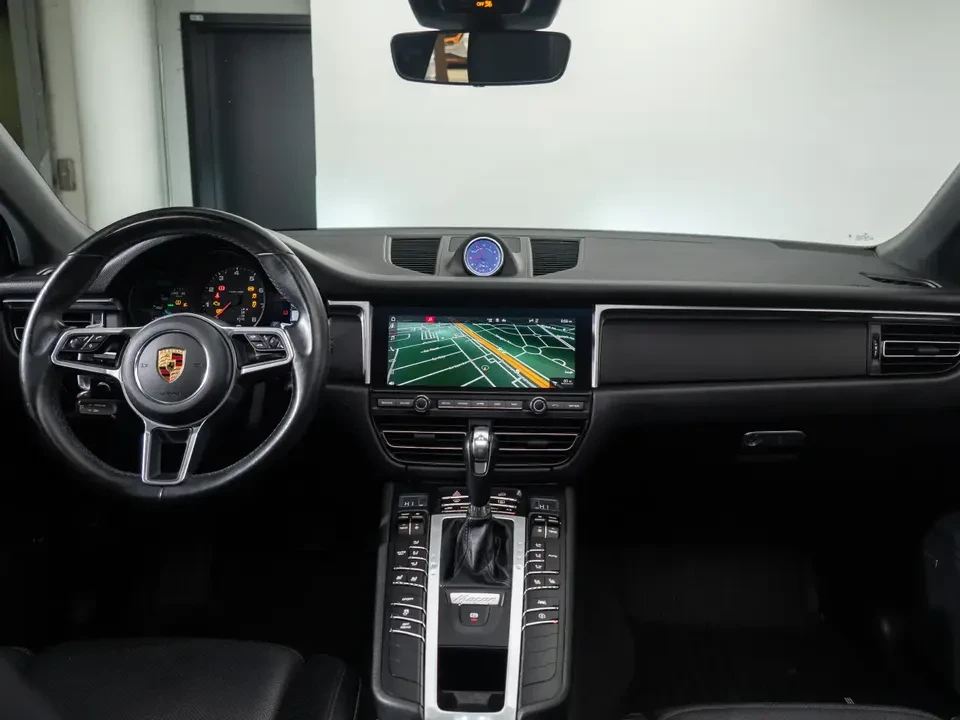 2020 Porsche Macan - Image 17 of 20
