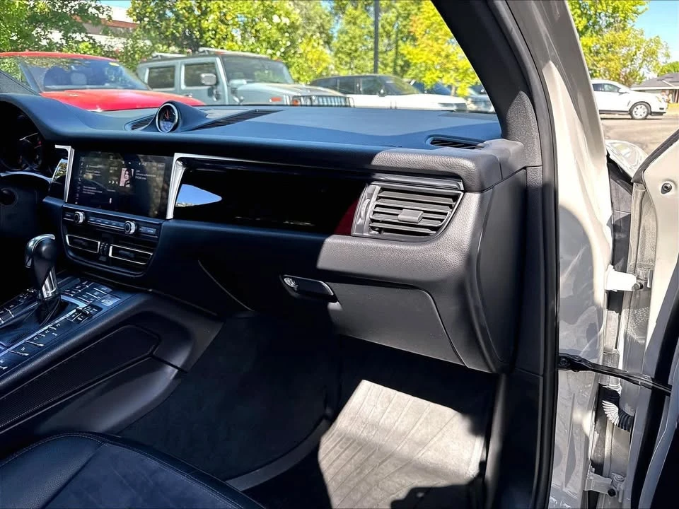 2020 Porsche Macan - Image 18 of 19