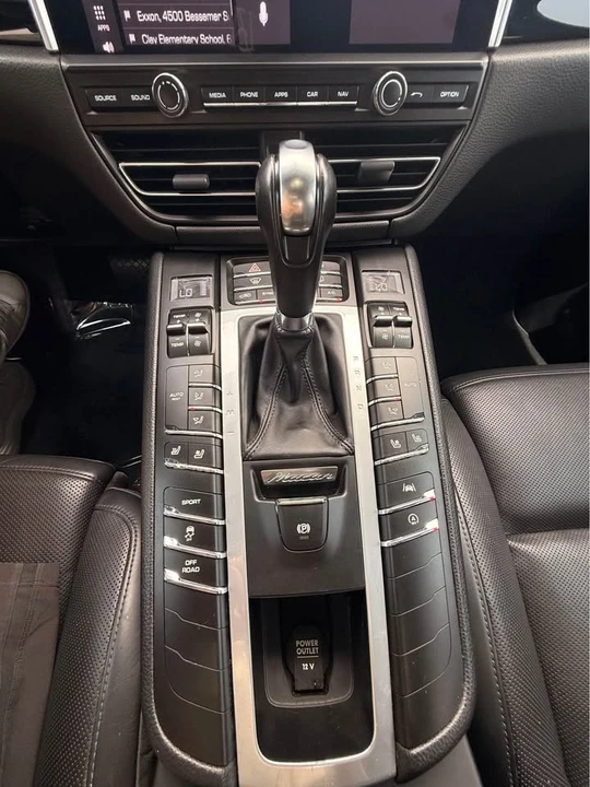 2020 Porsche Macan - Image 16 of 19
