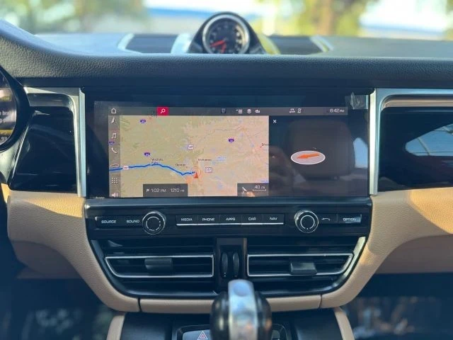 2020 Porsche Macan - Image 17 of 21