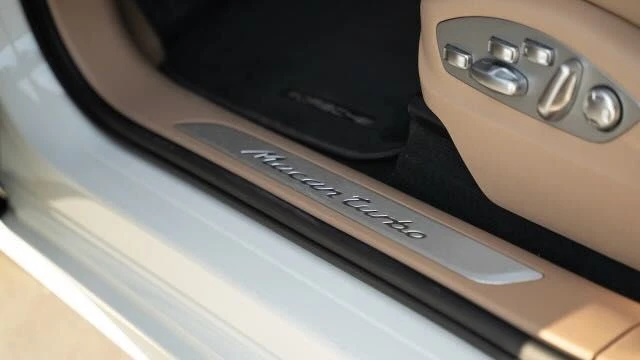 2020 Porsche Macan Turbo - Image 24 of 31