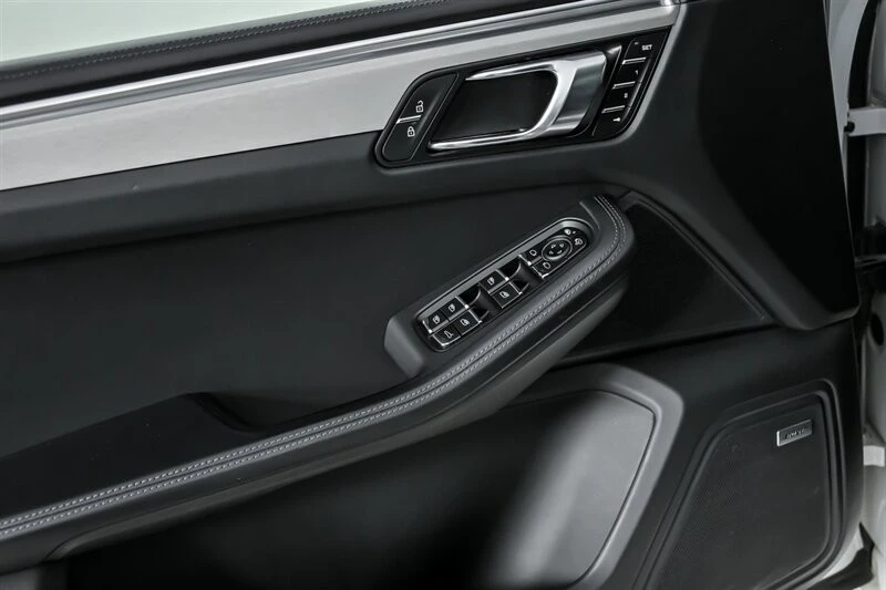 2020 Porsche Macan Turbo - Image 18 of 21