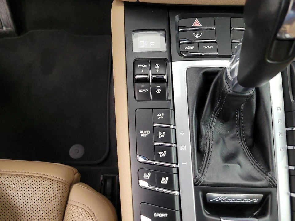 2020 Porsche Macan - Image 18 of 29