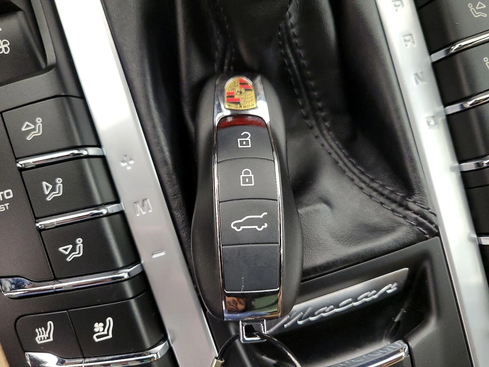 2020 Porsche Macan - Image 26 of 29