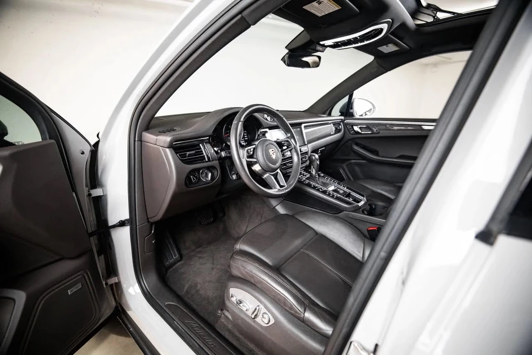 2020 Porsche Macan - Image 28 of 31