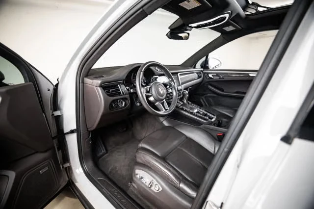 2020 Porsche Macan - Image 26 of 31