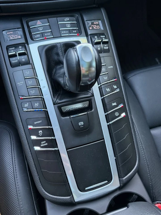 2020 Porsche Macan - Image 15 of 18