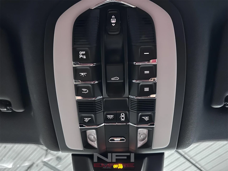 2020 Porsche Macan - Image 28 of 31