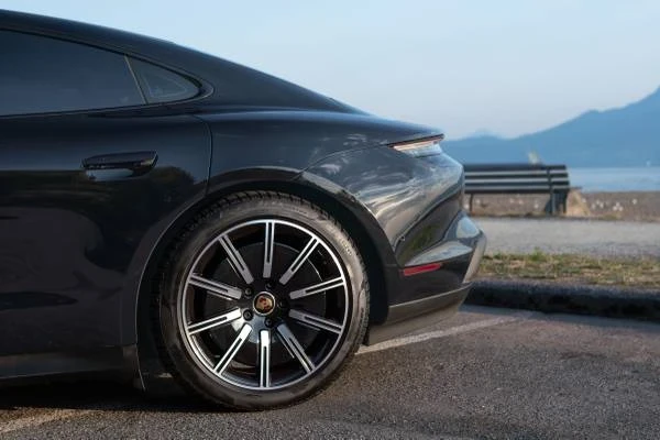 2020 Porsche Taycan 4S - Image 9 of 18