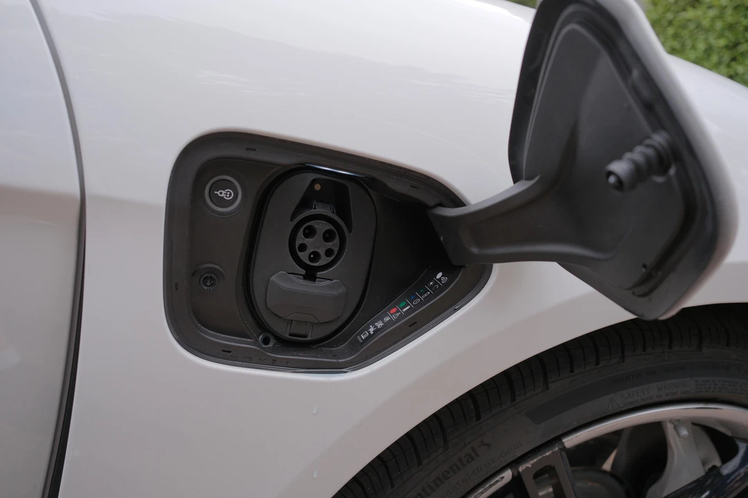 2020 Porsche Taycan 4S - Image 18 of 31