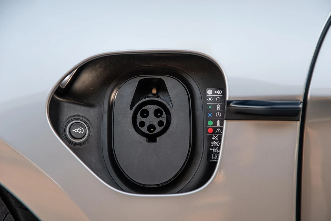 2020 Porsche Taycan 4S - Image 23 of 31