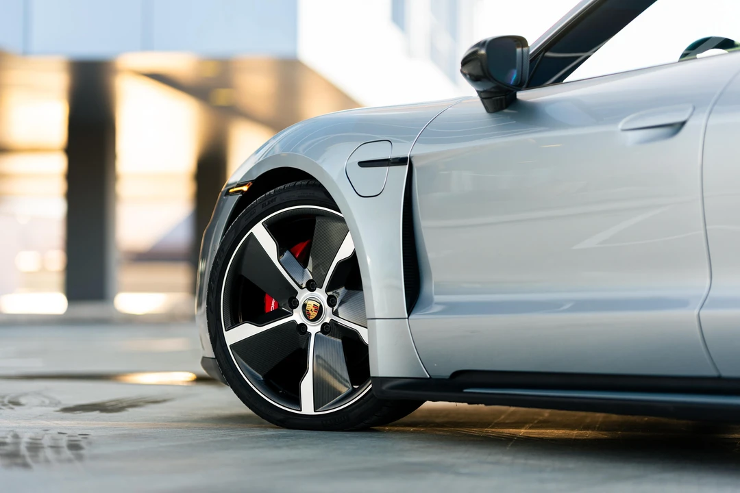 2020 Porsche Taycan 4S - Image 25 of 31