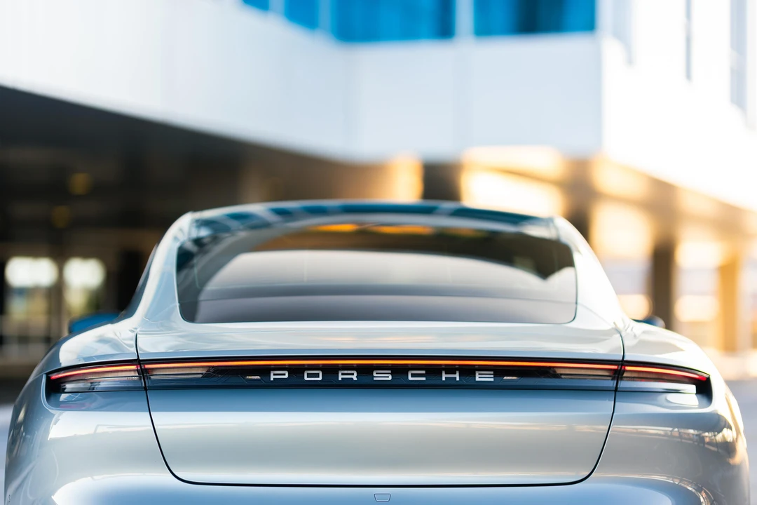 2020 Porsche Taycan 4S - Image 27 of 31