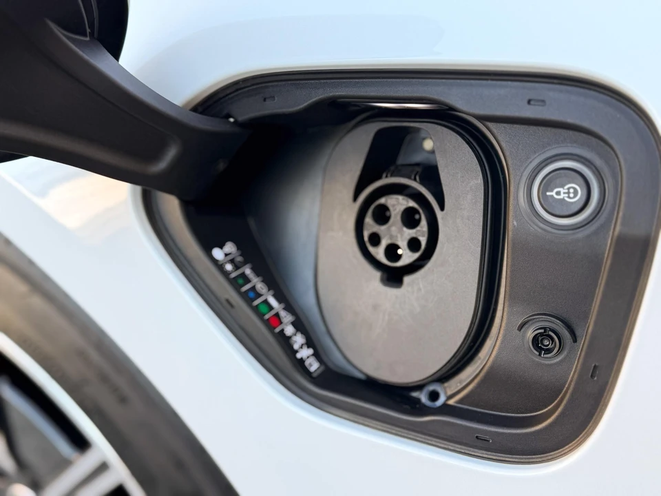 2020 Porsche Taycan 4S - Image 26 of 31