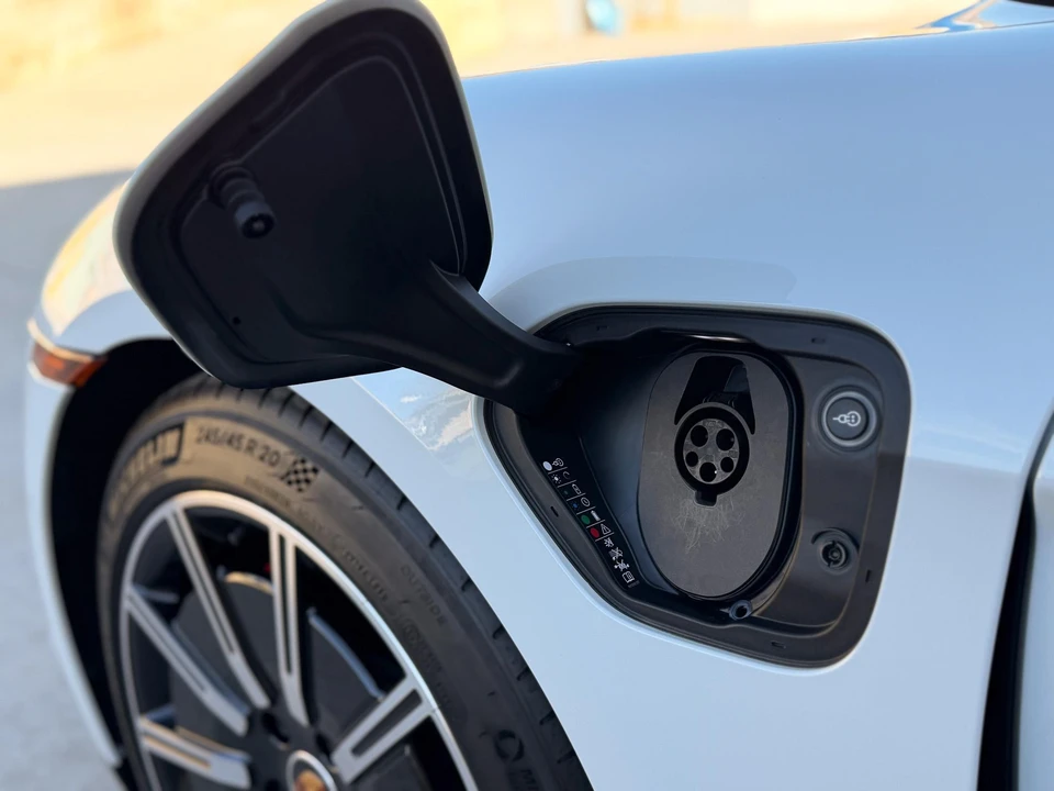 2020 Porsche Taycan 4S - Image 25 of 31