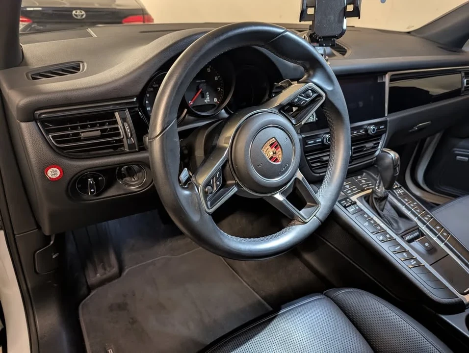 2020 Porsche Macan - Image 15 of 18